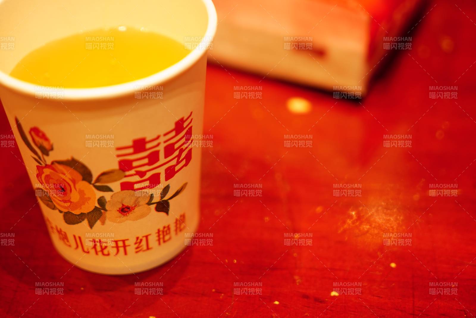 喜字茶杯盛黃湯