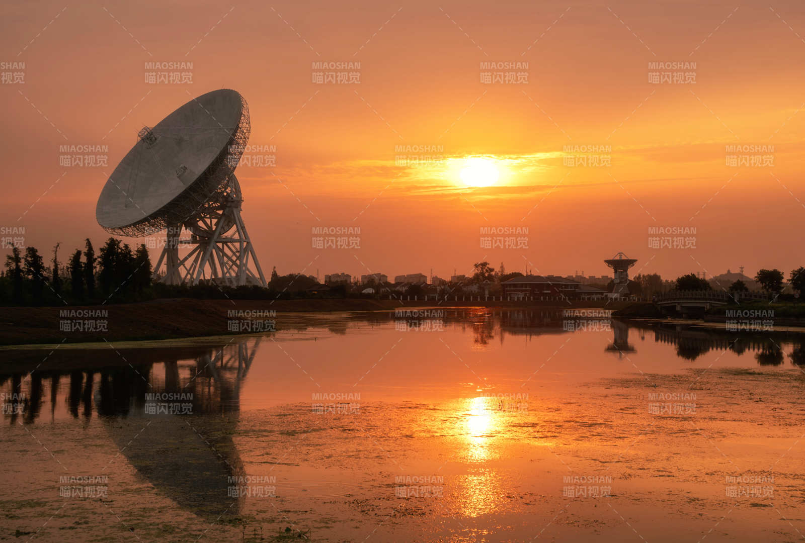 日落衛星鏡湖