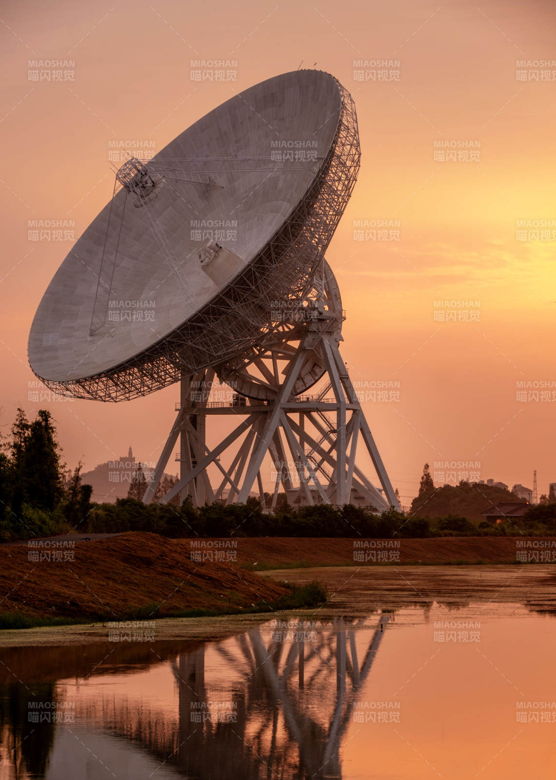 日落中的衛星天線