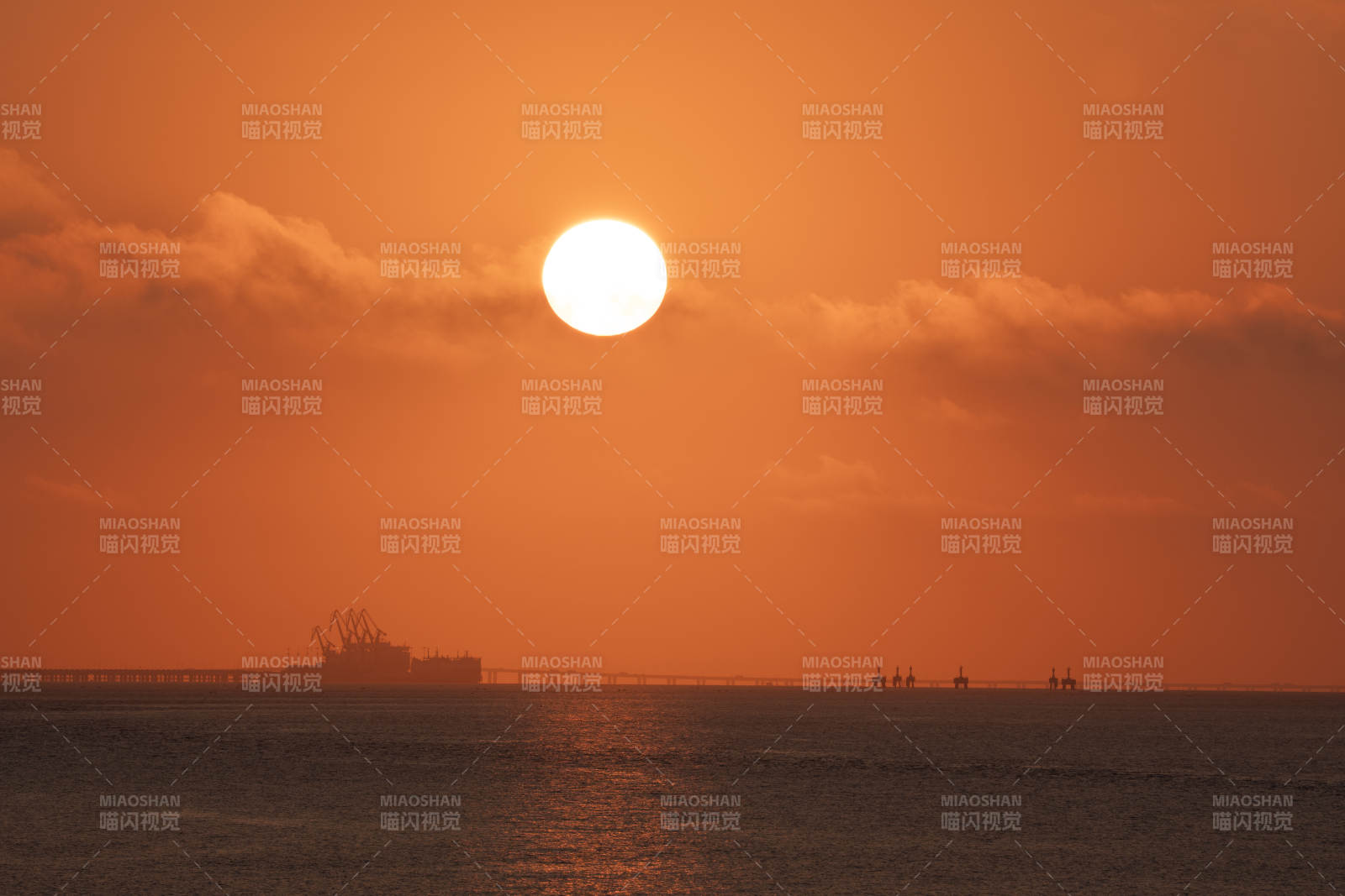 夕陽海面剪影