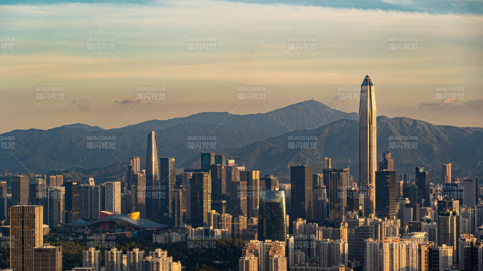 城市天際線與遠(yuǎn)山