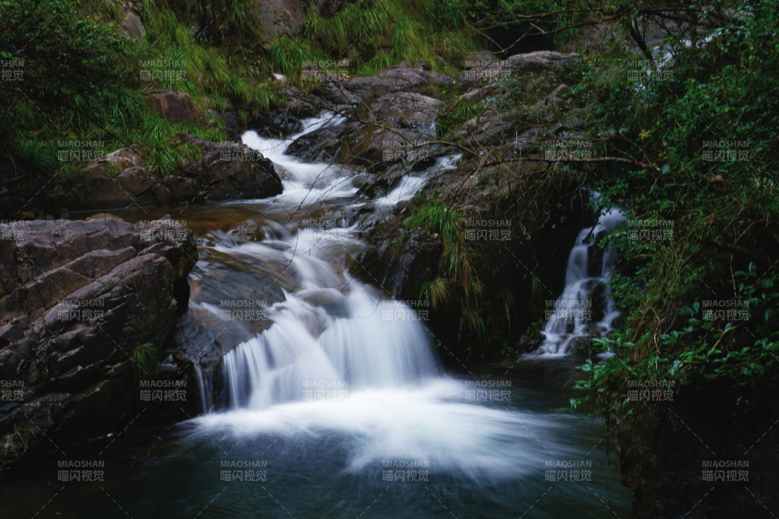 山澗飛瀑流泉大奇山森林公園