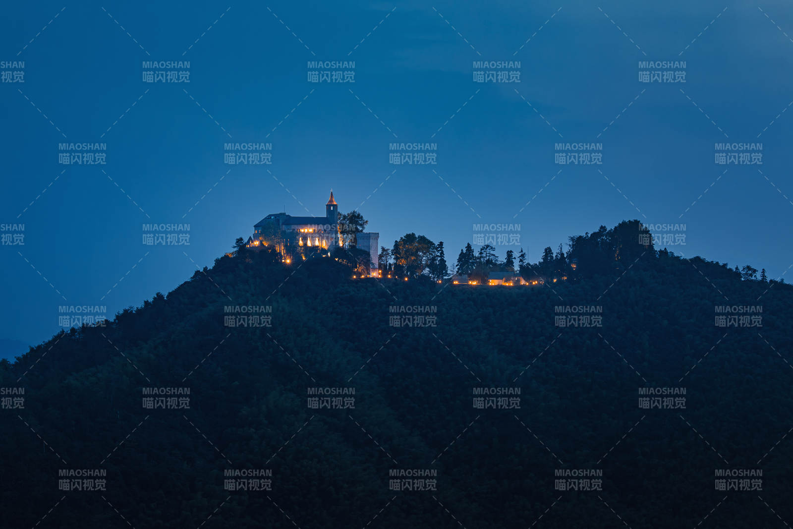 山頂夜景燈光璀璨  莫干山