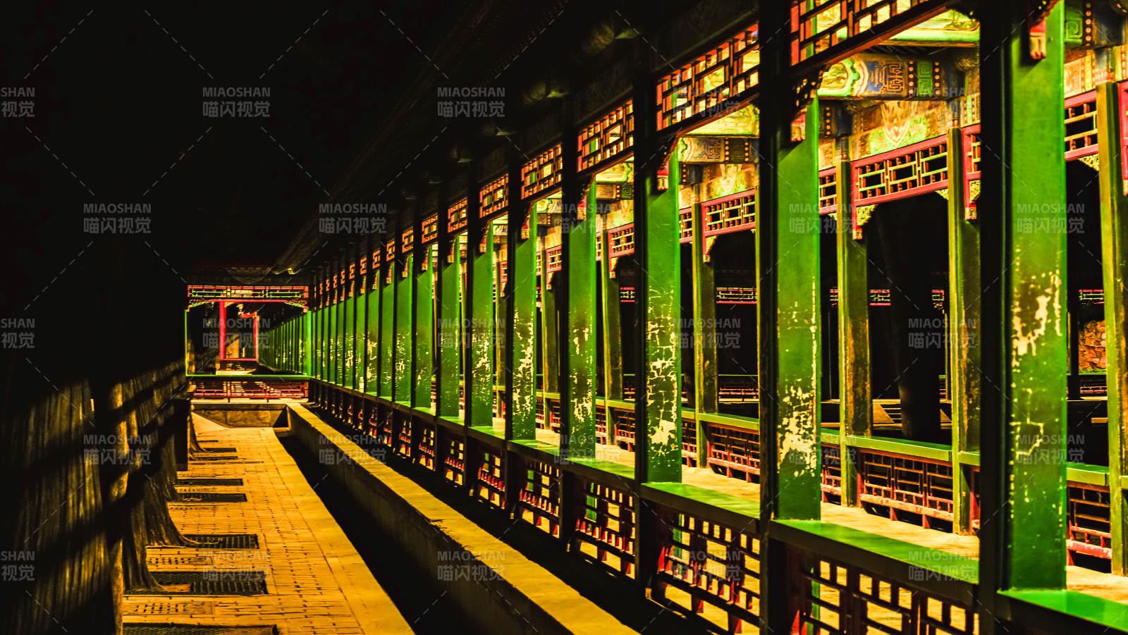 頤和園夜色中的長廊美景