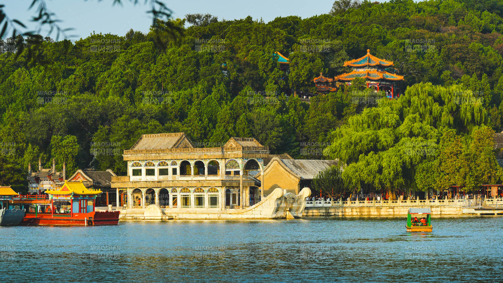湖畔古建筑風光