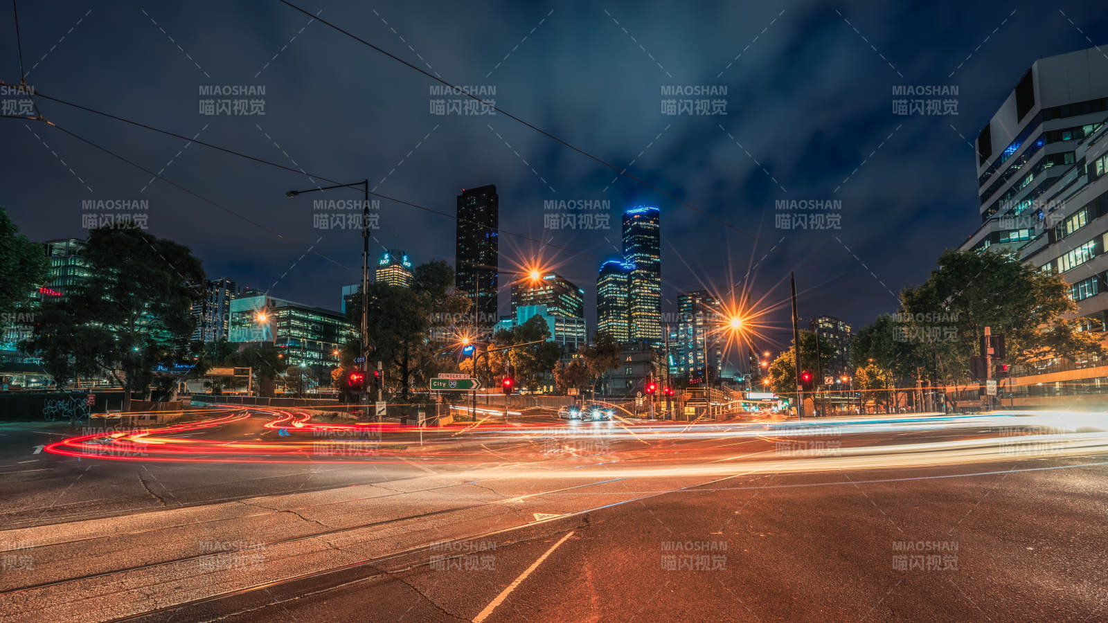 夜幕下的墨爾本城市交通光影