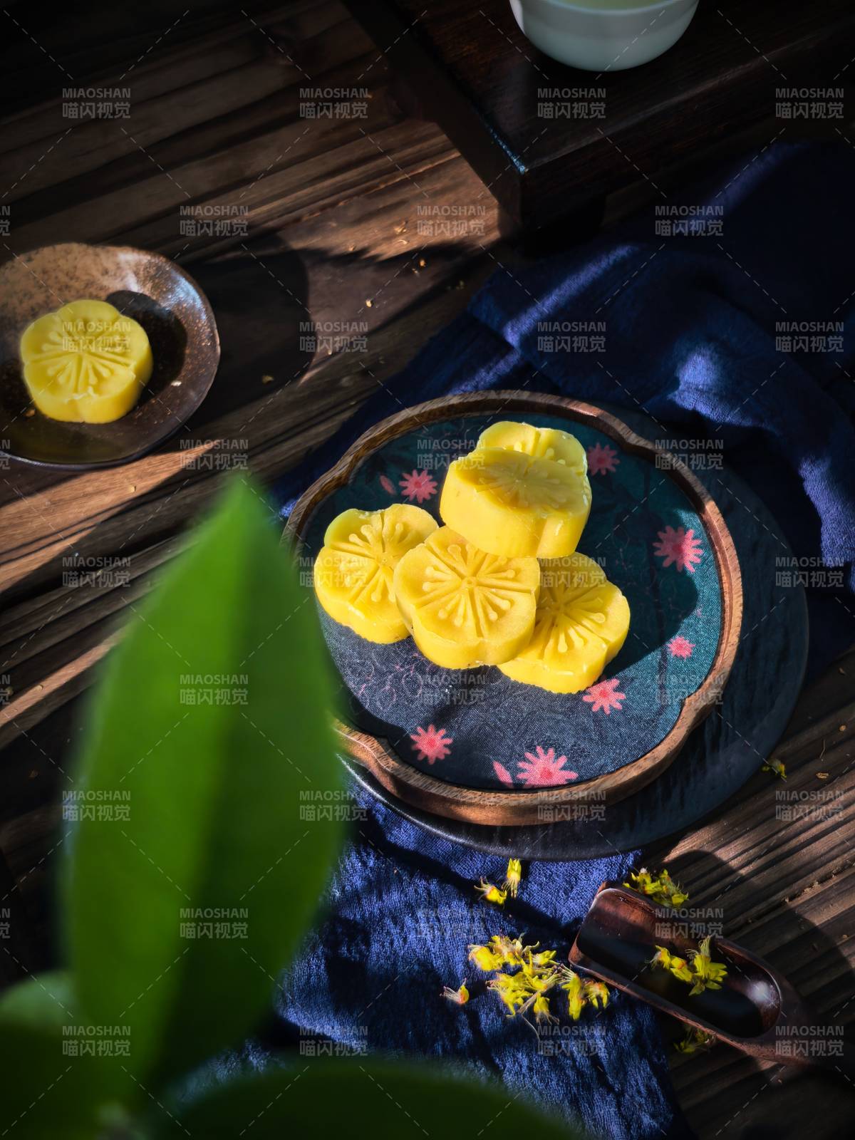中式托盤里的桂花糕