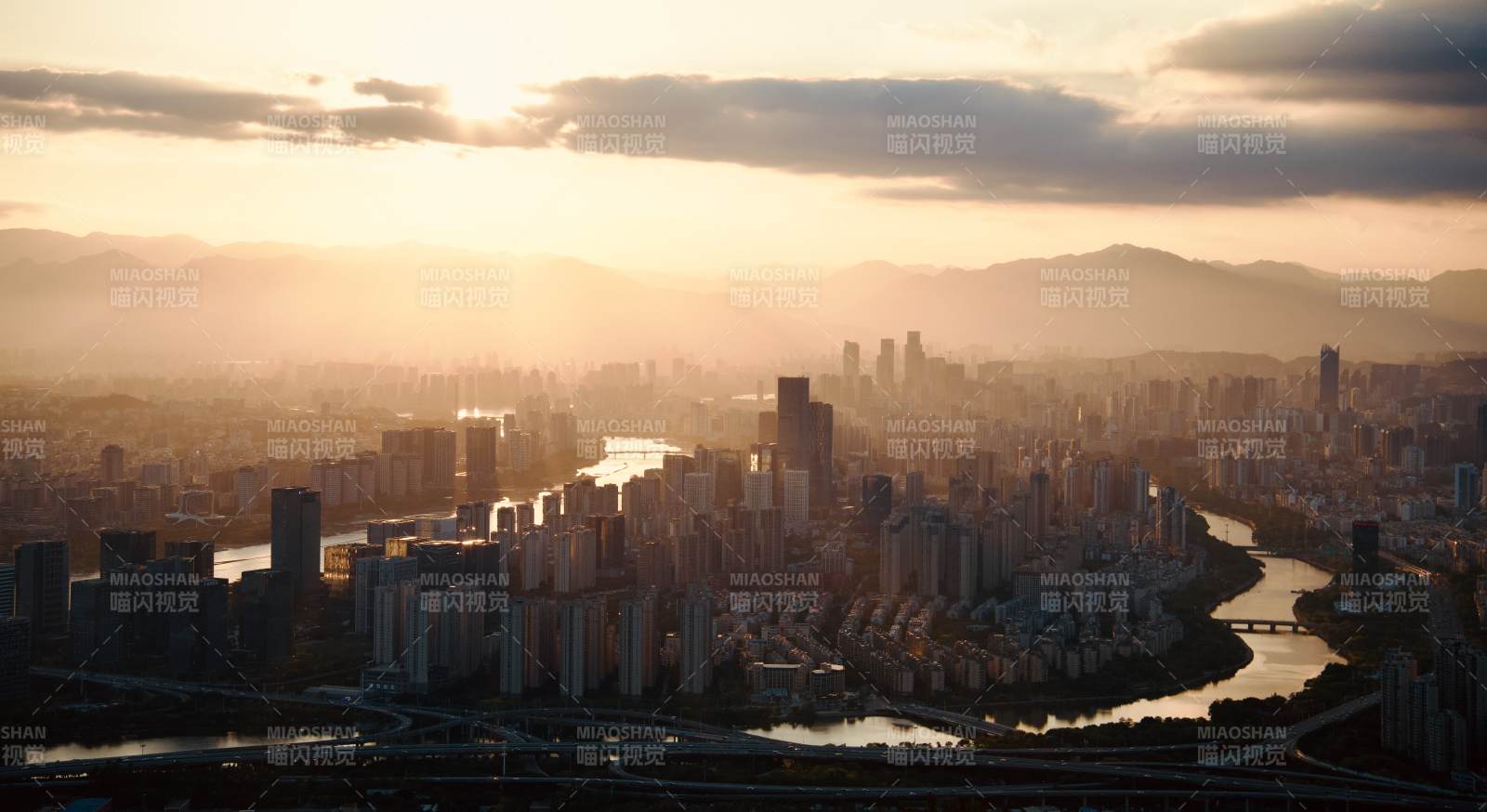城市晨曦光影