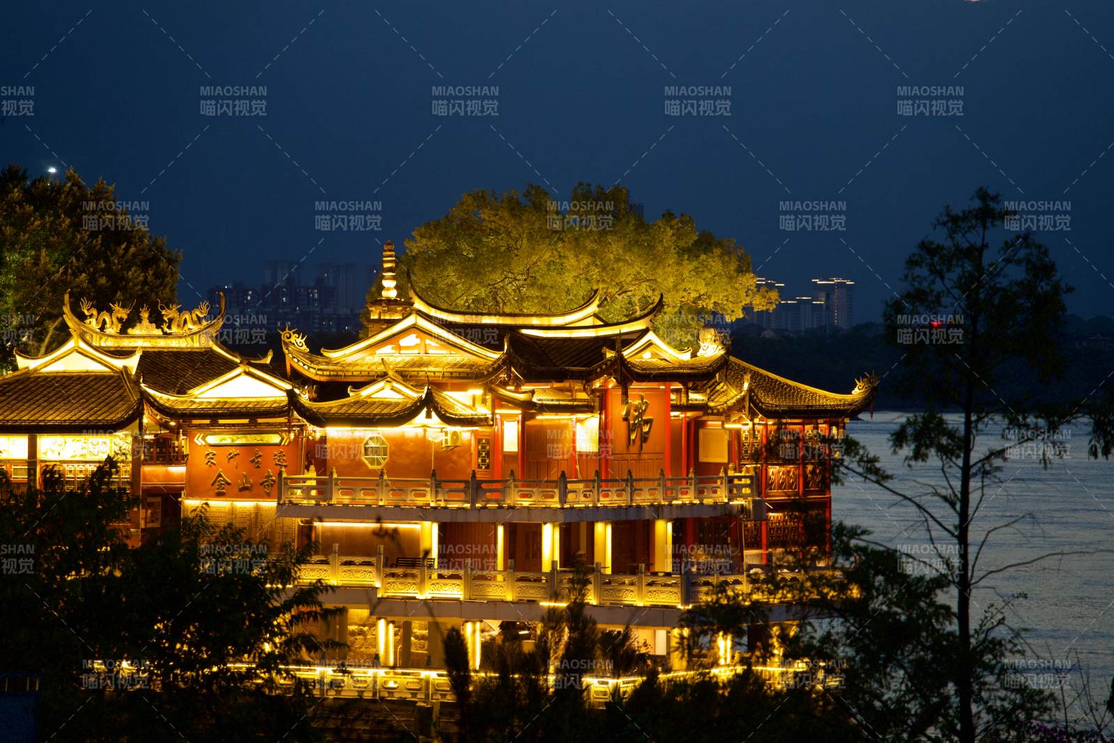 夜色中的古建筑