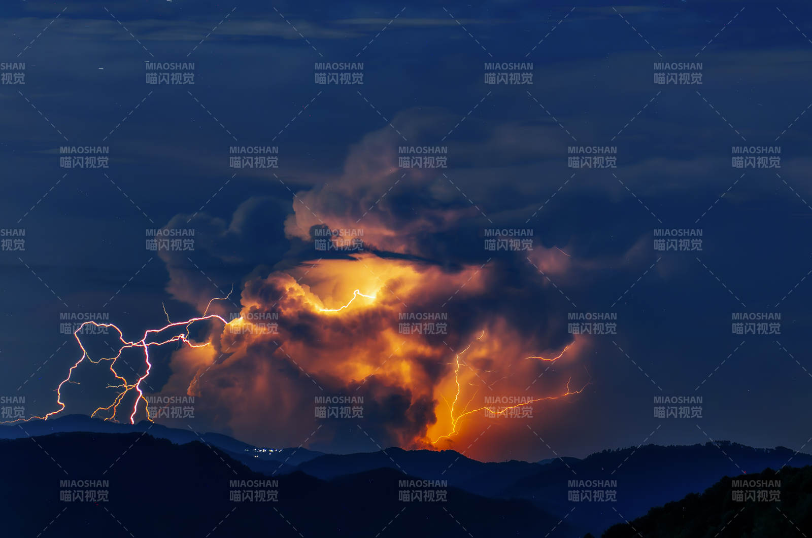 雷暴夜空閃電