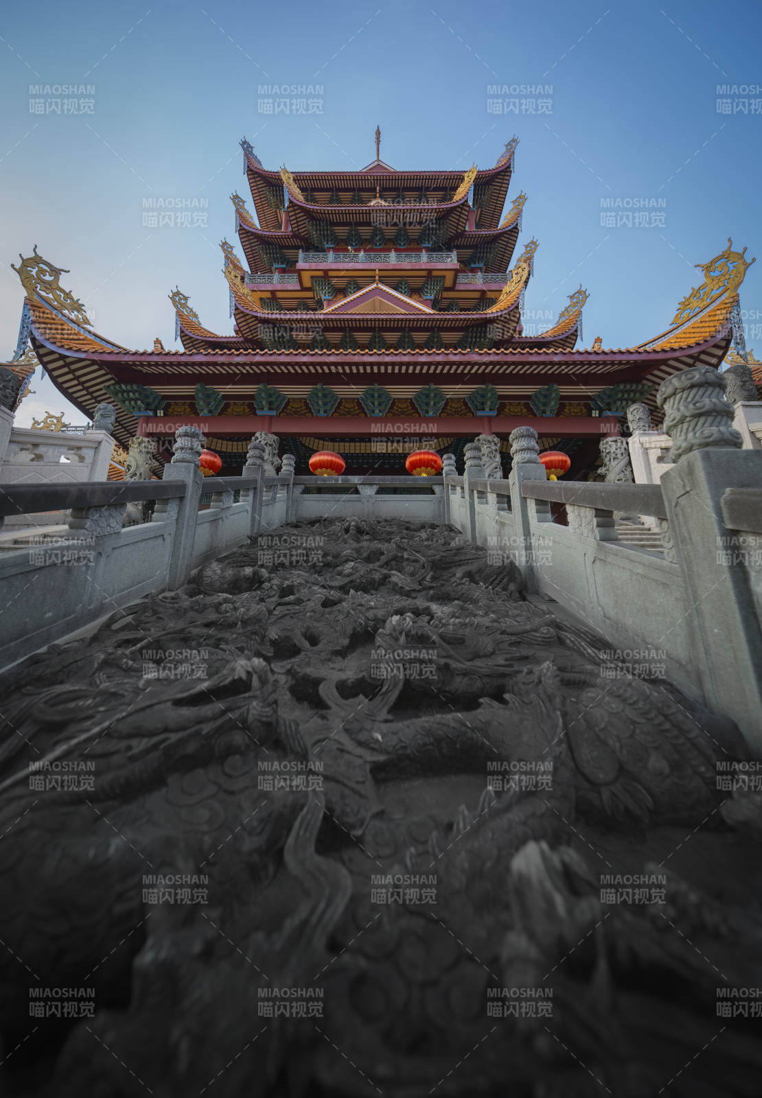 龍雕古剎映藍天