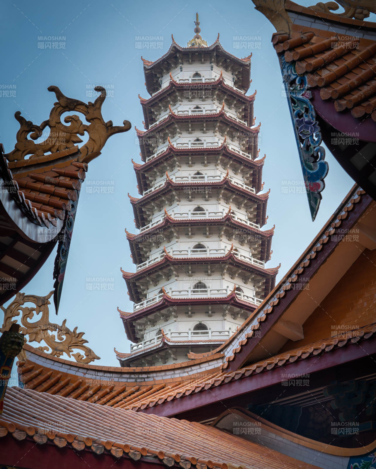 古塔巍峨聳入云