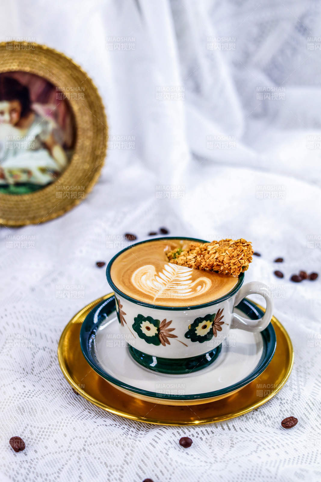 花杯咖啡配餅干