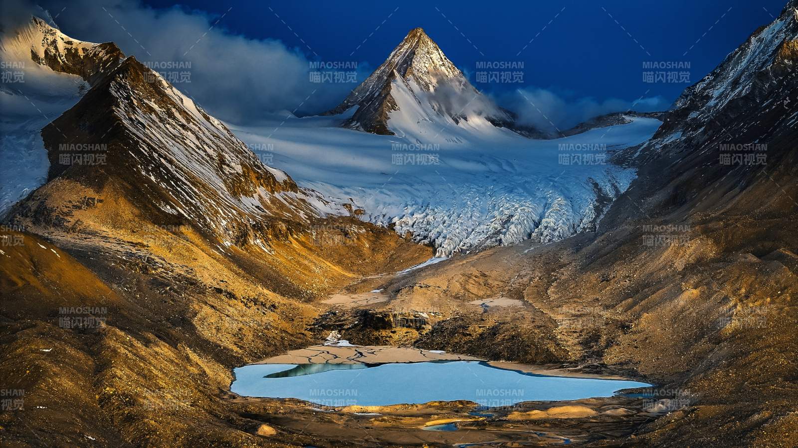 冷布崗日國(guó)王峰日出