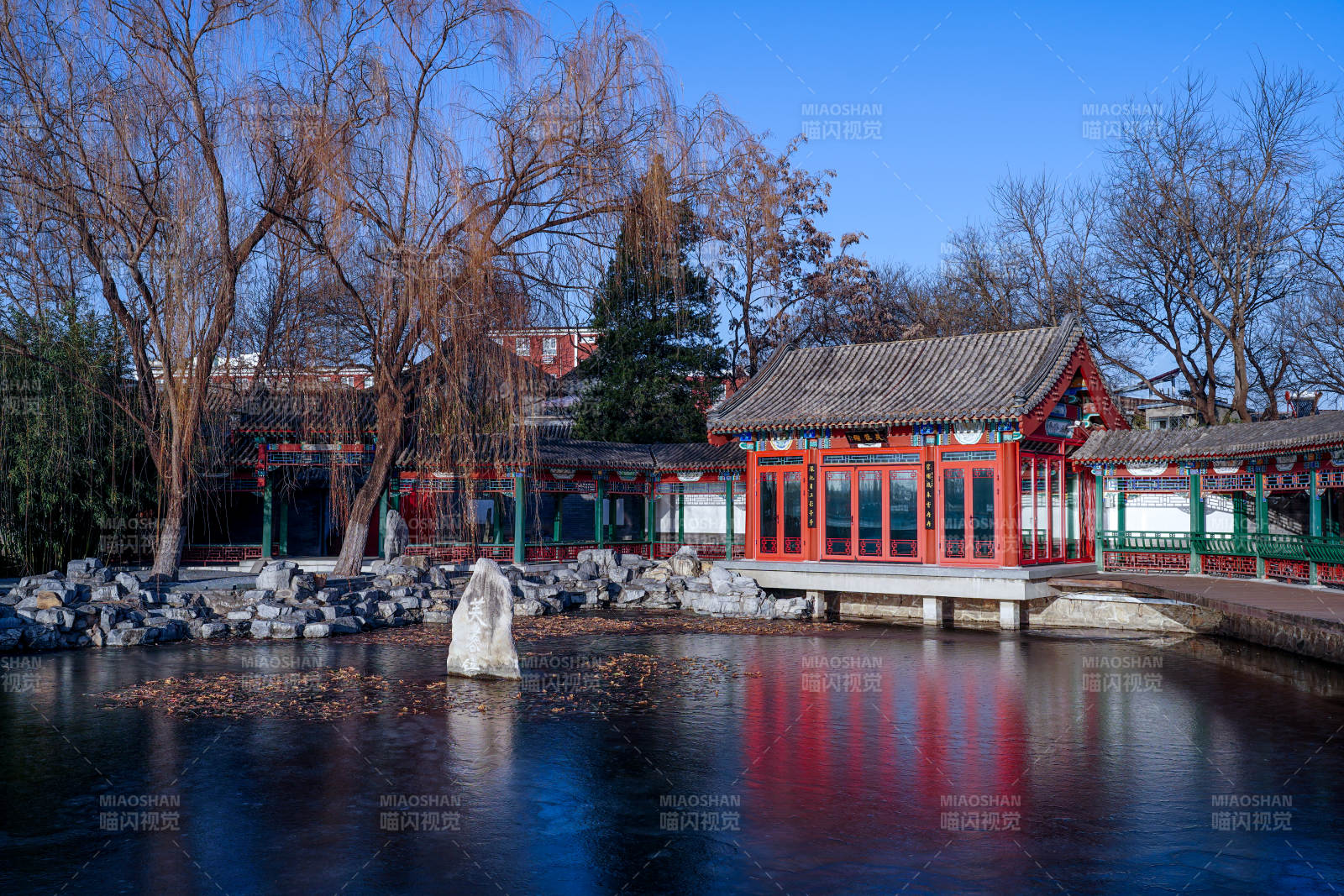 北京后海湖畔紅亭倒影