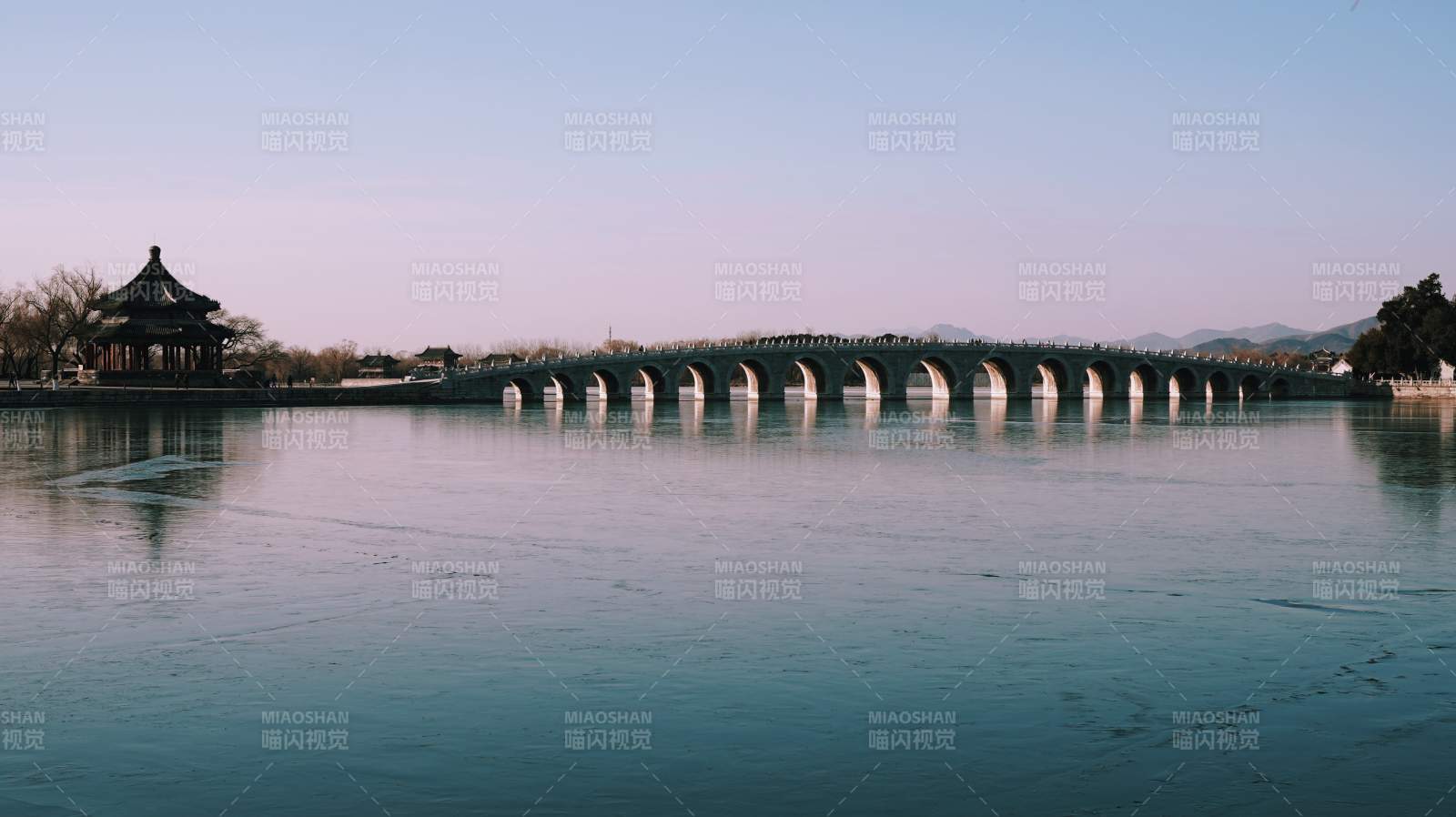 頤和園十七孔橋靜謐湖景