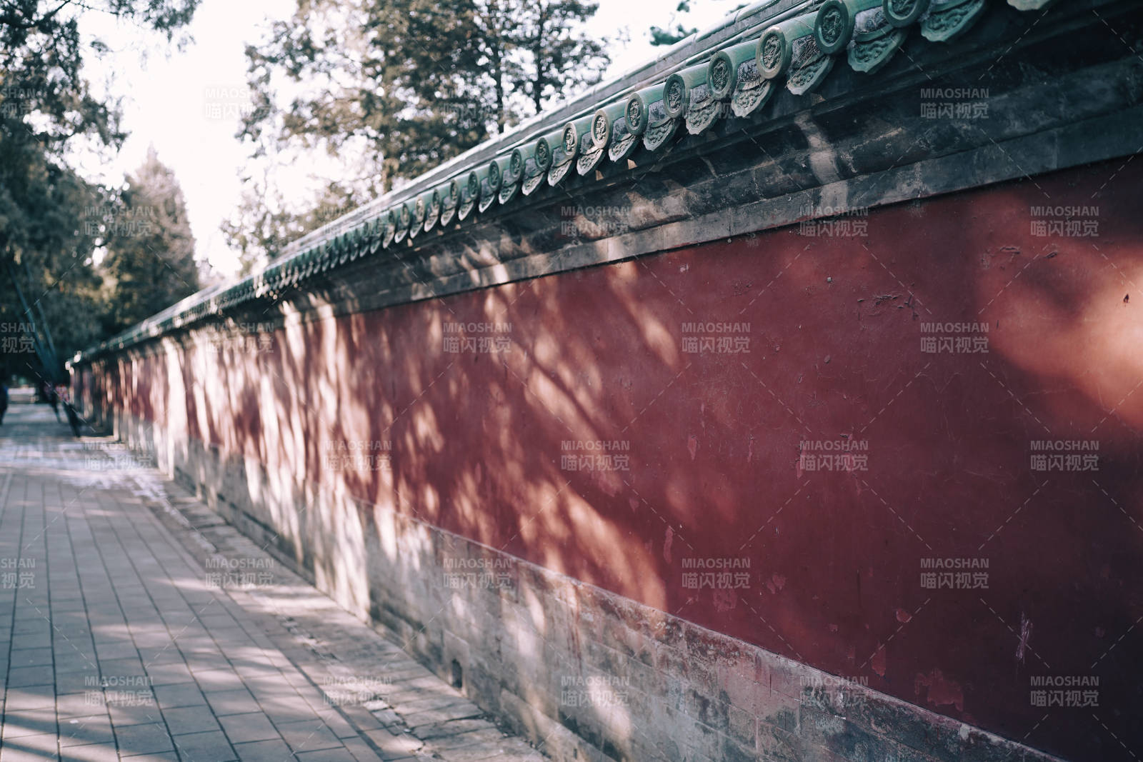 北京天壇紅墻綠瓦影斑駁