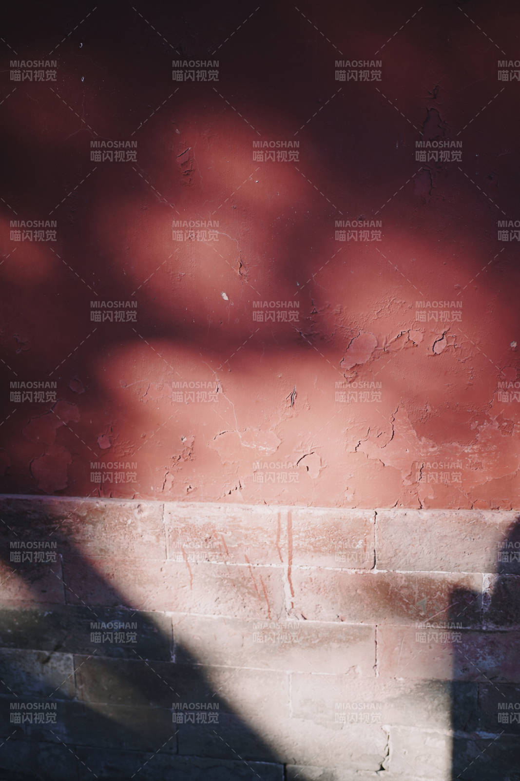 光影斑駁的墻影