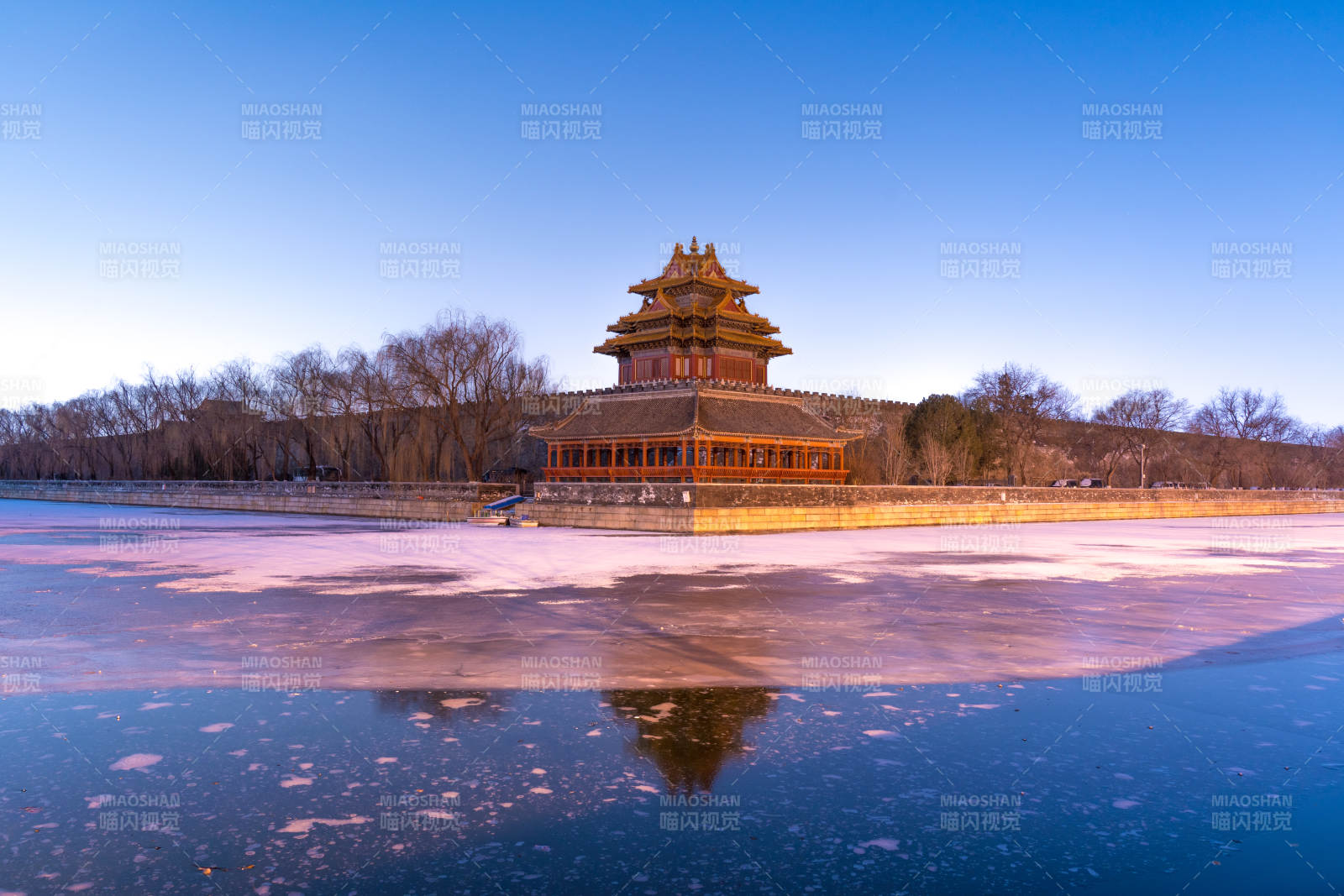 冬日故宮角樓倒影