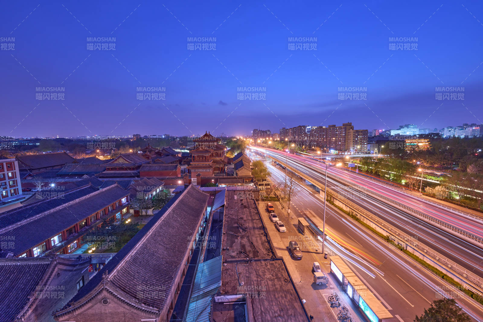 北京雍和宮夜幕下的古城街景
