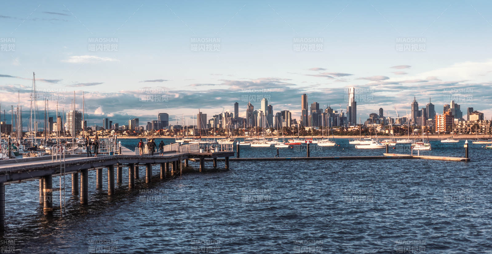 墨爾本城市天際線與碼頭