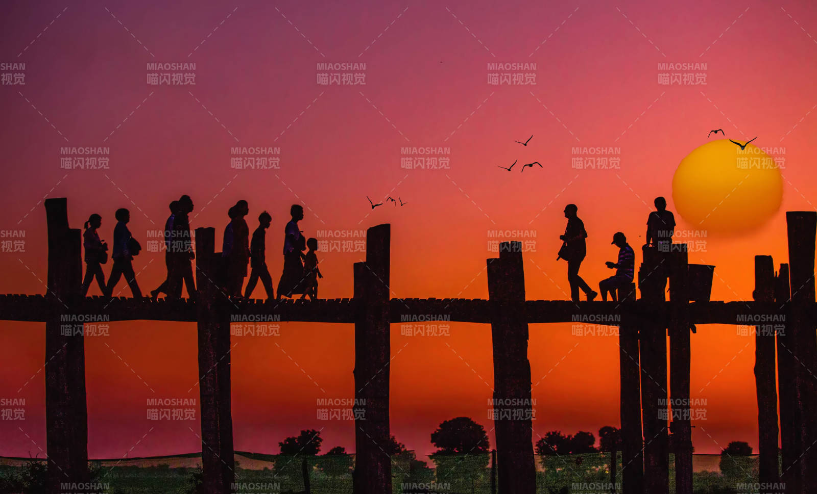 夕陽下的橋上行人（老越風景）
