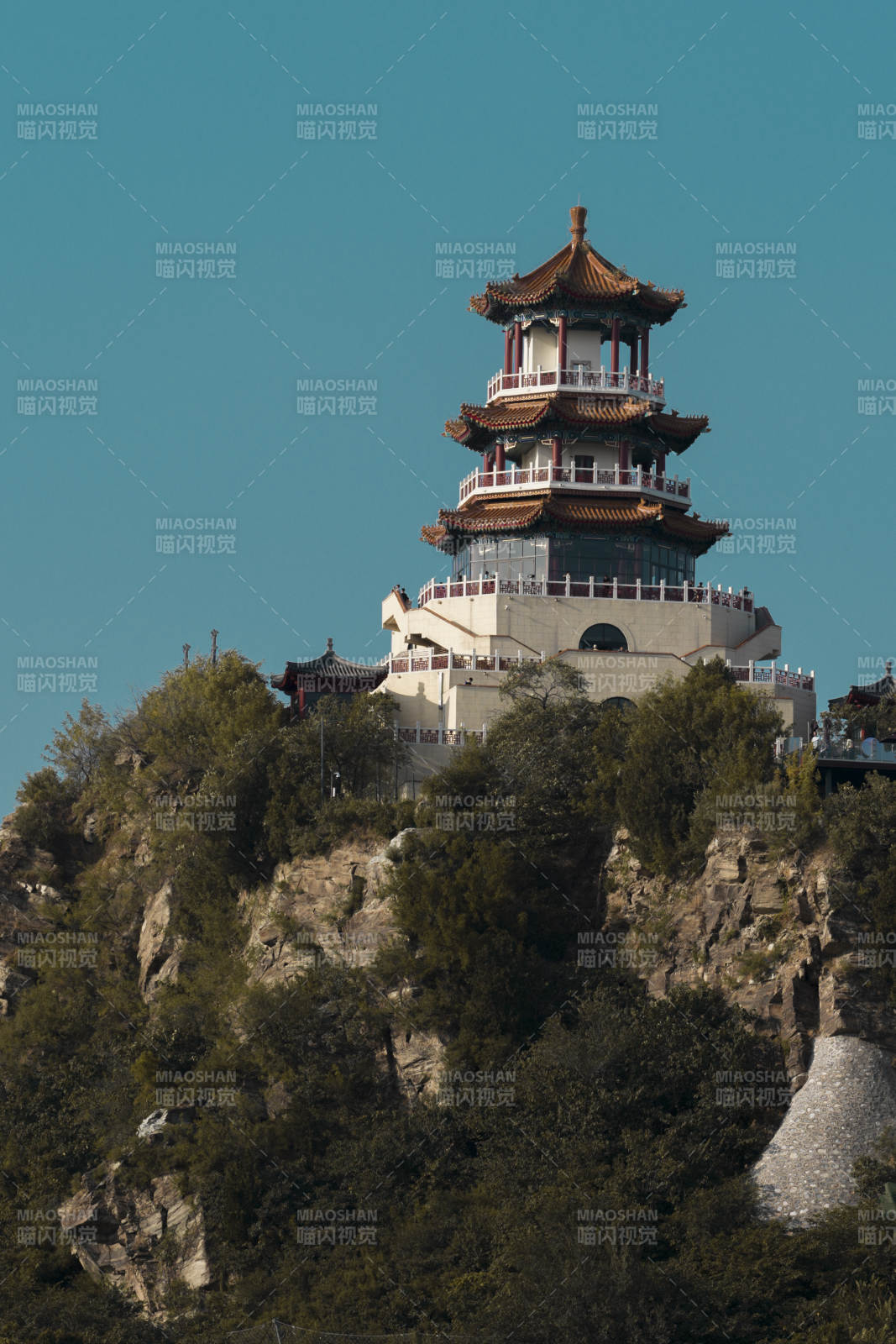 北京石景山功碑閣山巔凌云立