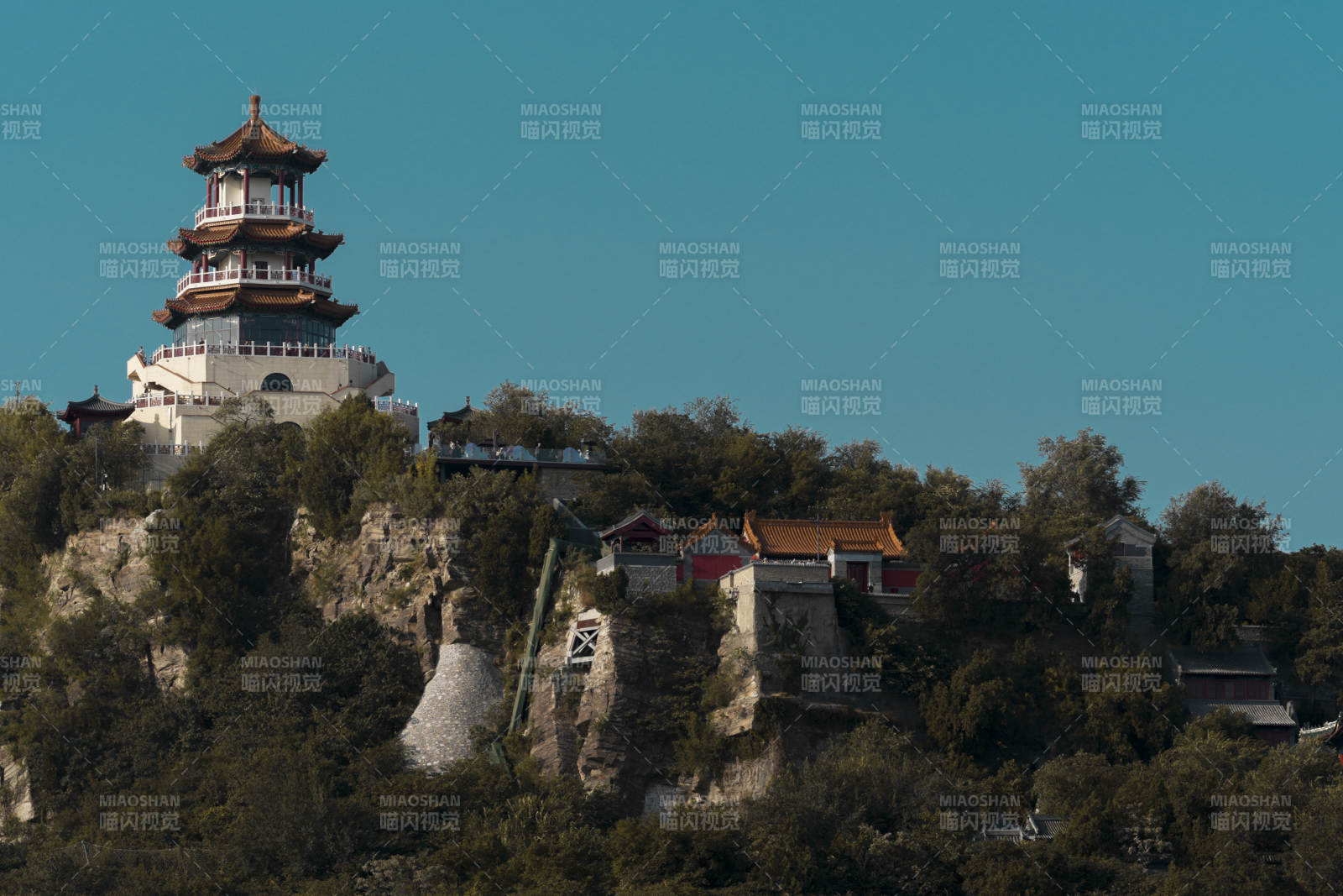 北京石景山功碑閣映碧空