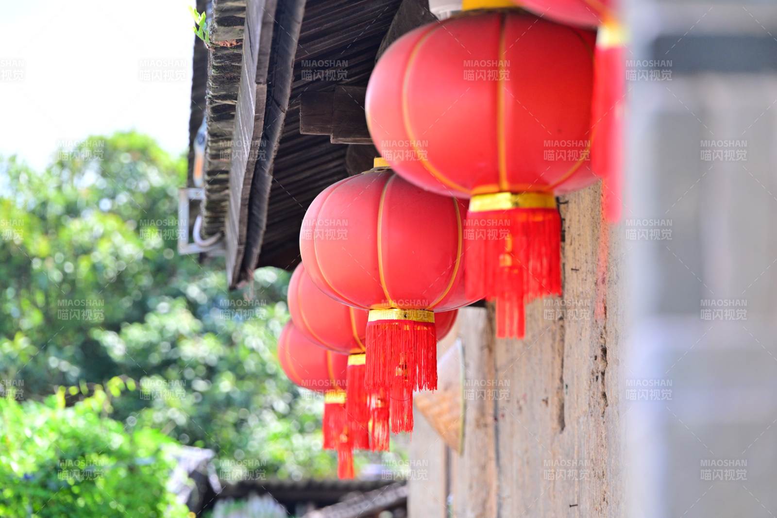 紅燈籠掛檐下