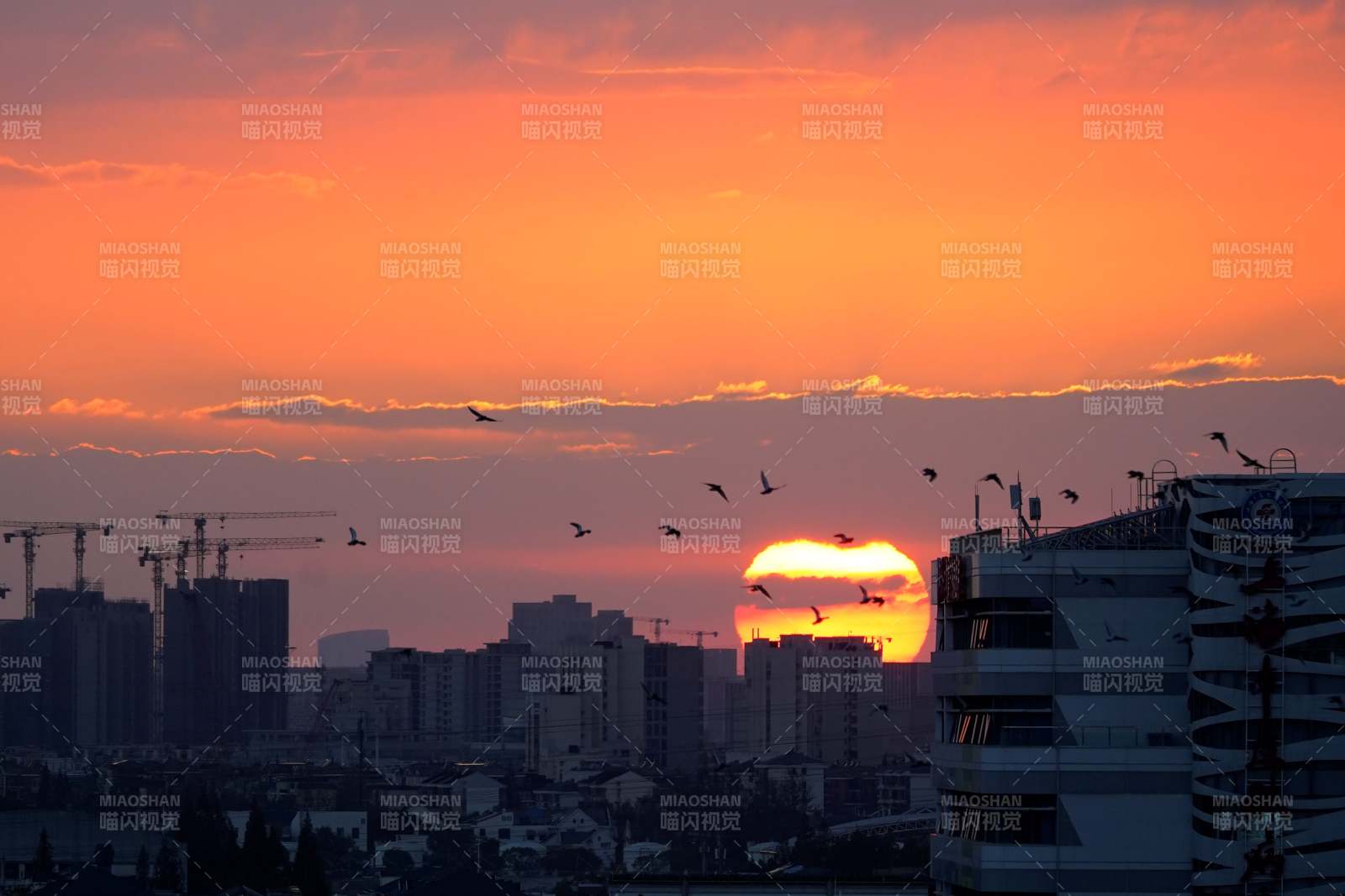 夕陽下的城市剪影