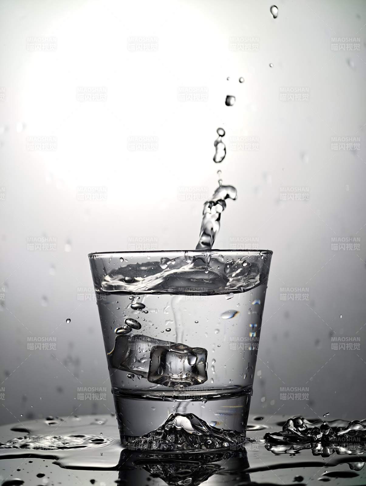 水滴入杯瞬間