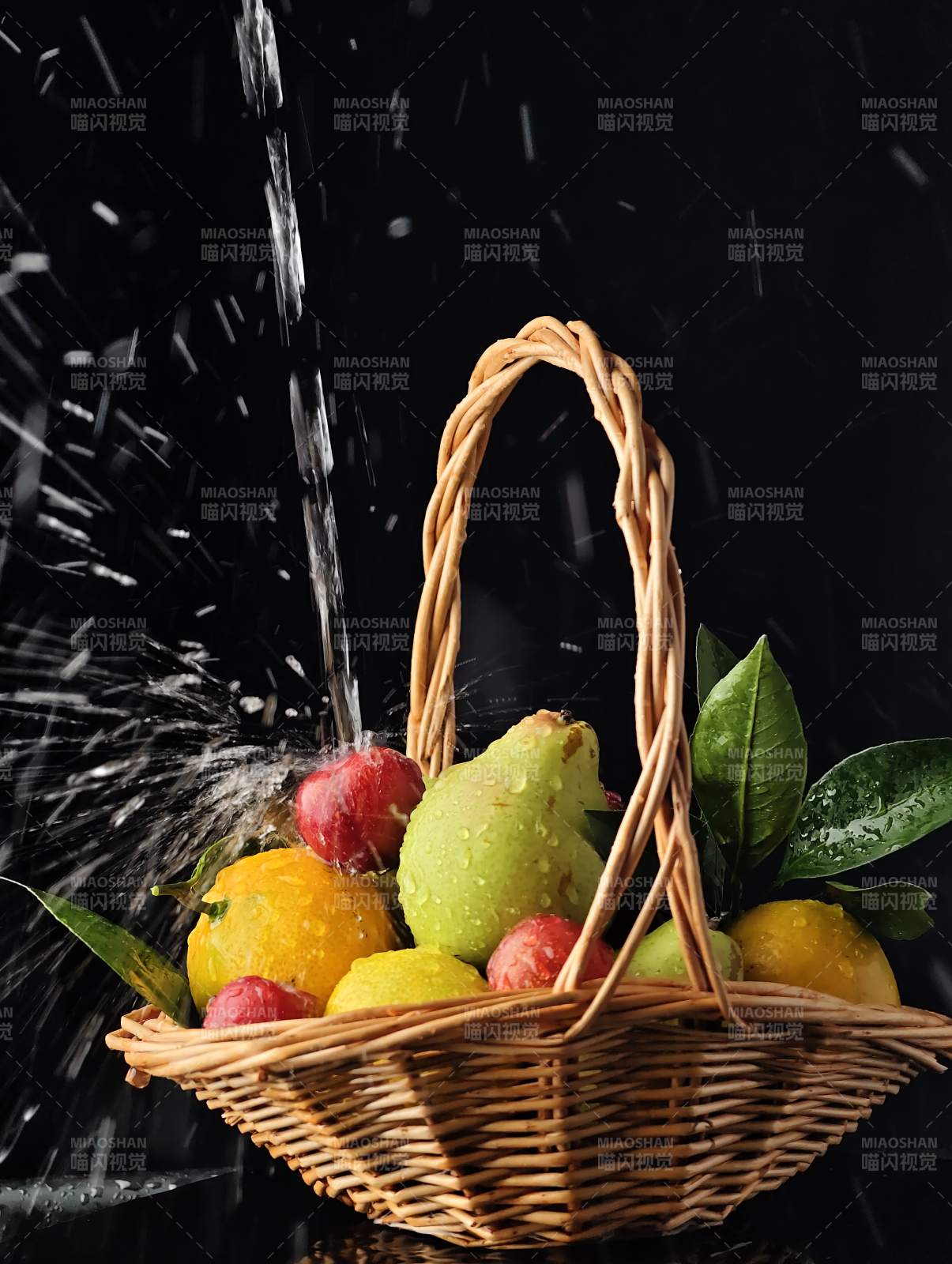 水果籃淋水瞬間