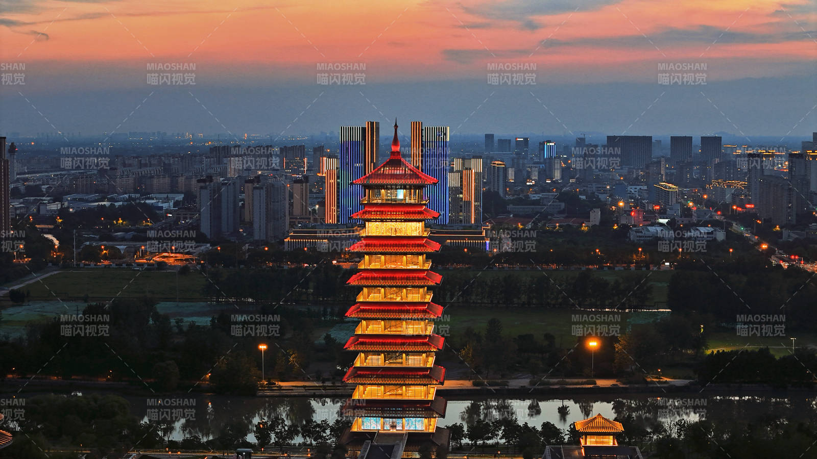 揚(yáng)州大運(yùn)河博物館 夕陽下的城市塔樓