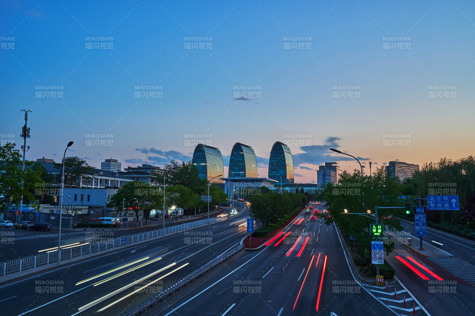 北京西直門城市夜景車流光軌