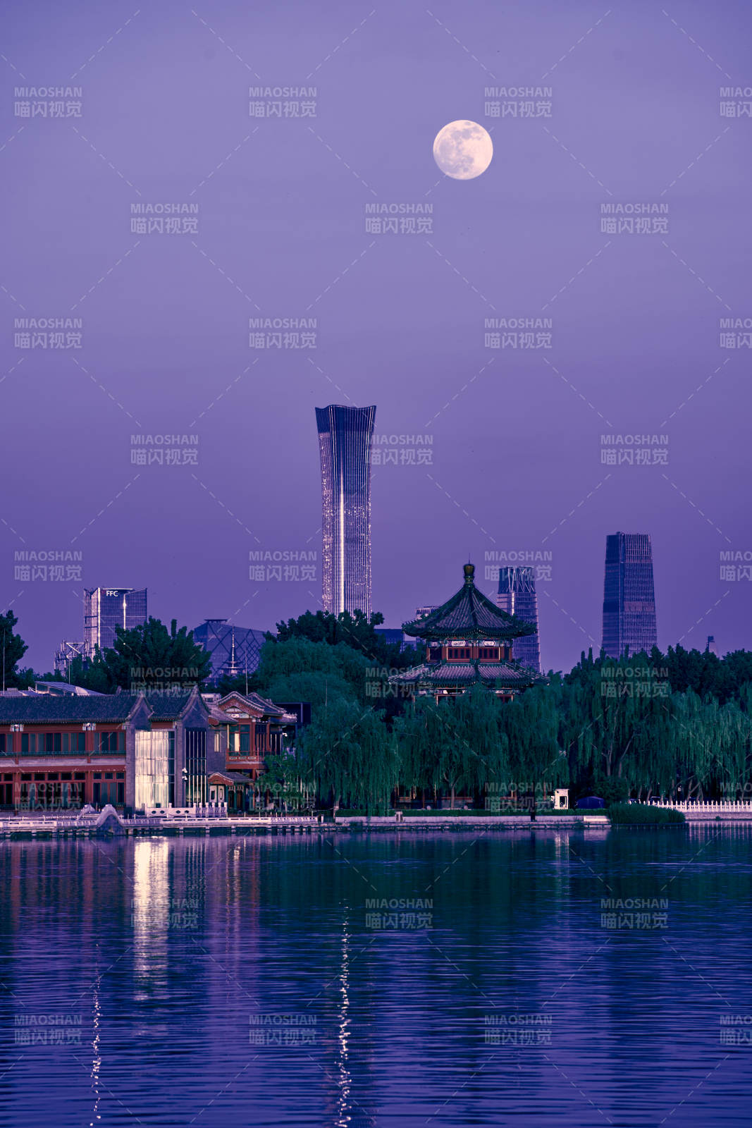 北京后海月照湖畔夜景