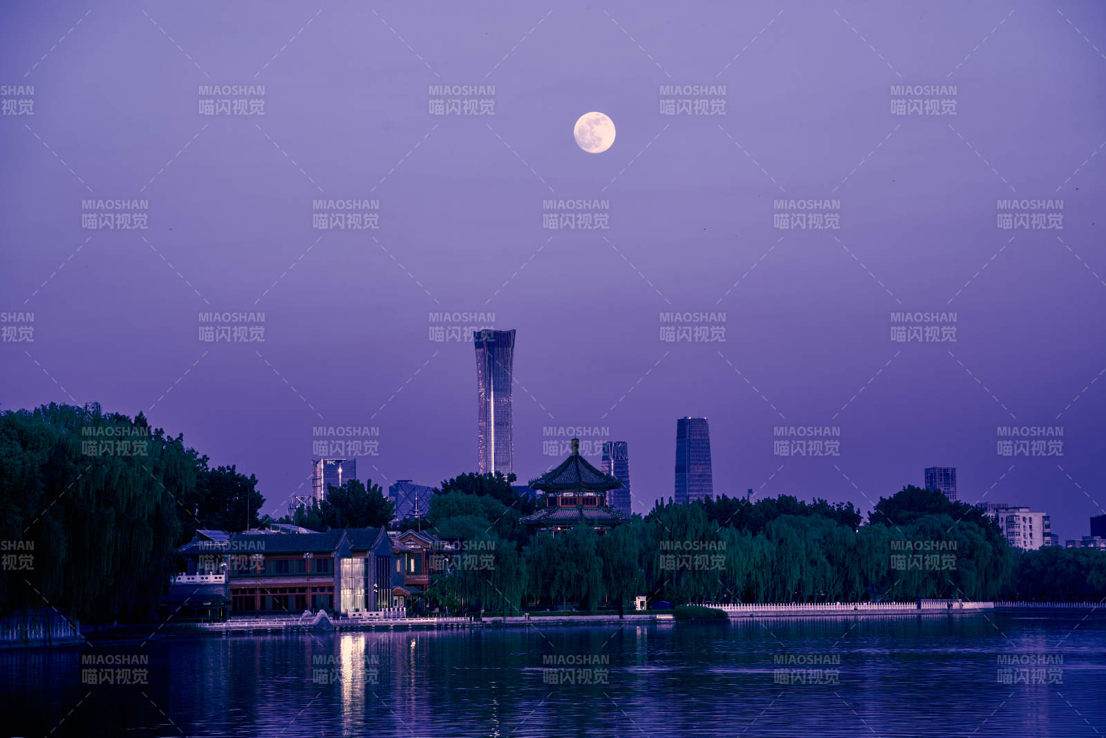 北京后海月下湖畔夜景
