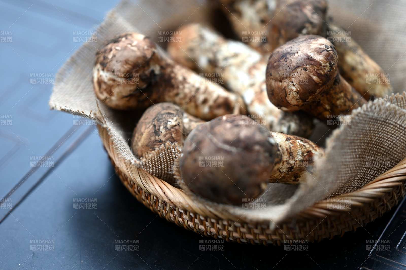 新鮮松茸入籃