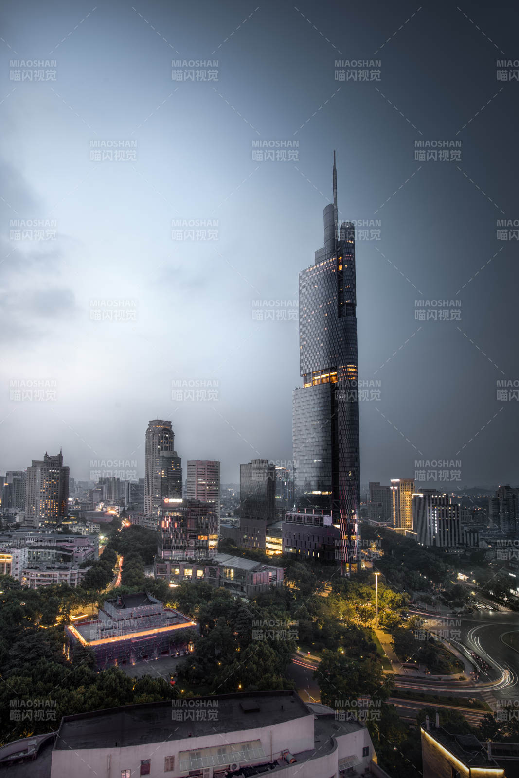 南京城市夜景高樓聳立