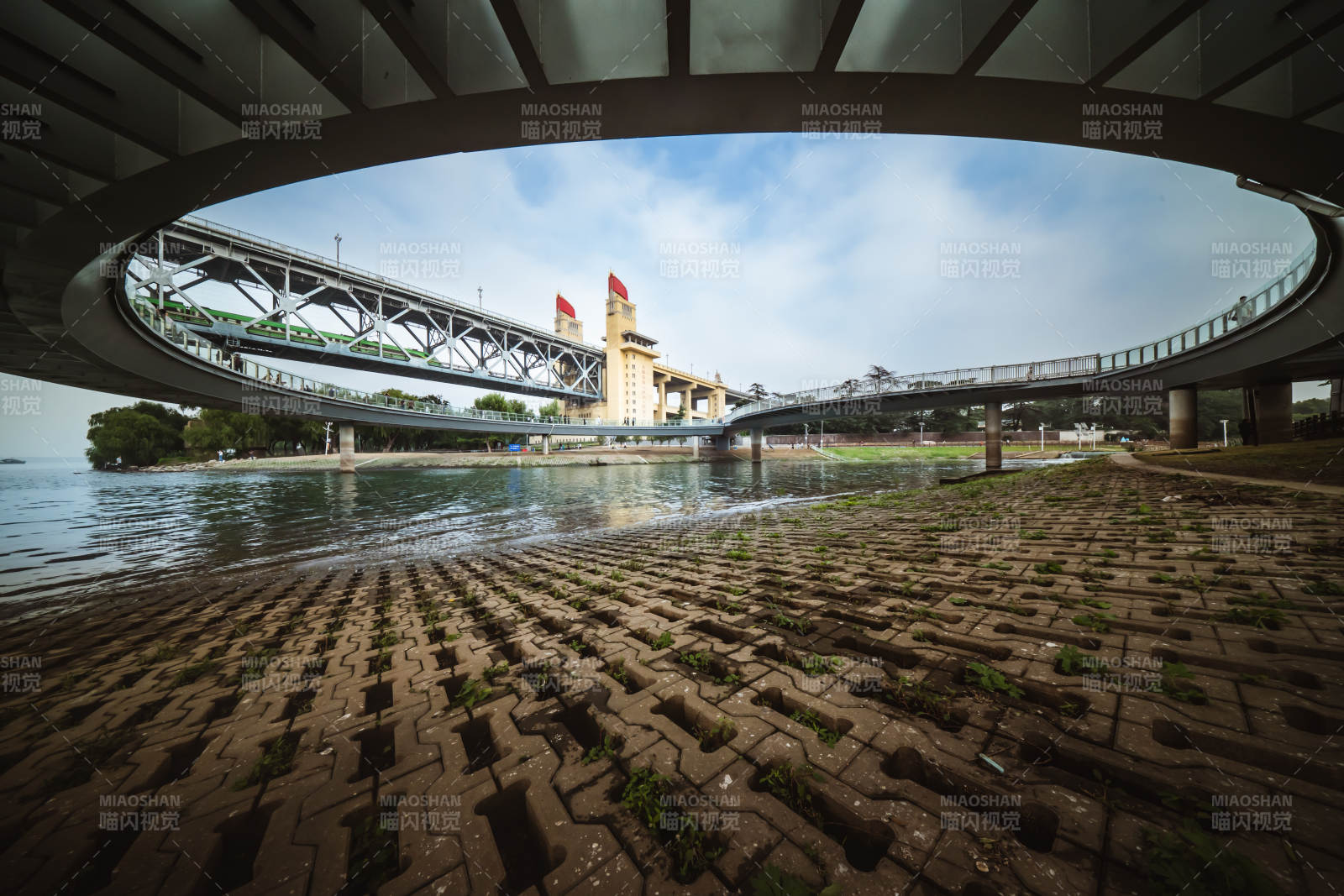 長江大橋橋下水岸風光