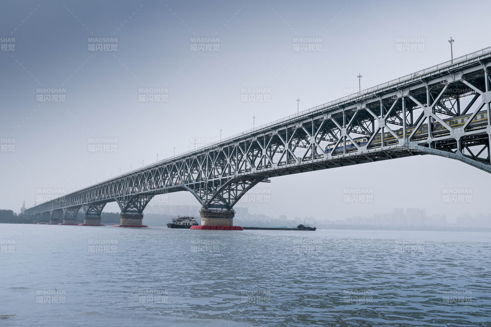 長江大橋橫跨江面