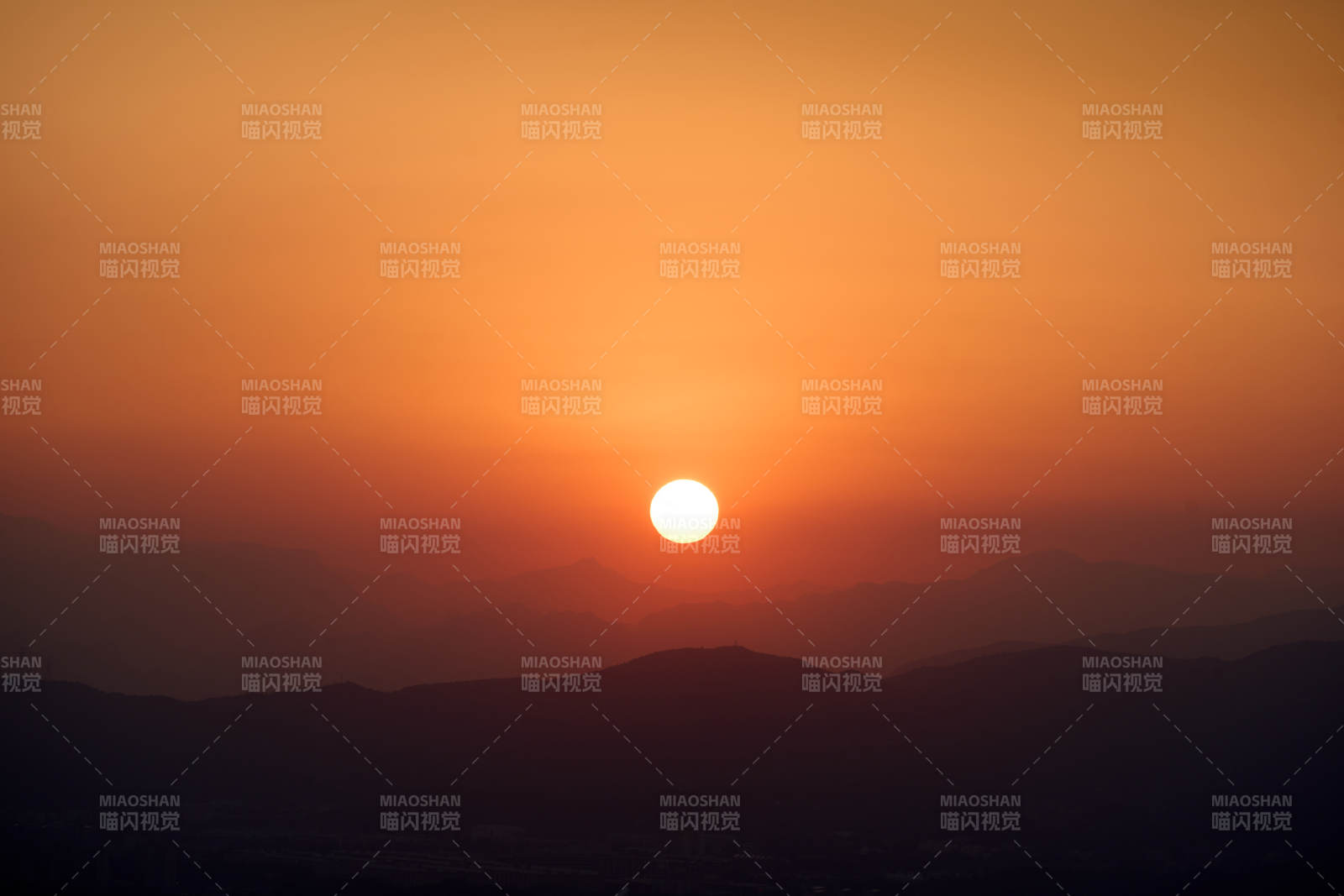 夕陽西下山影朦朧