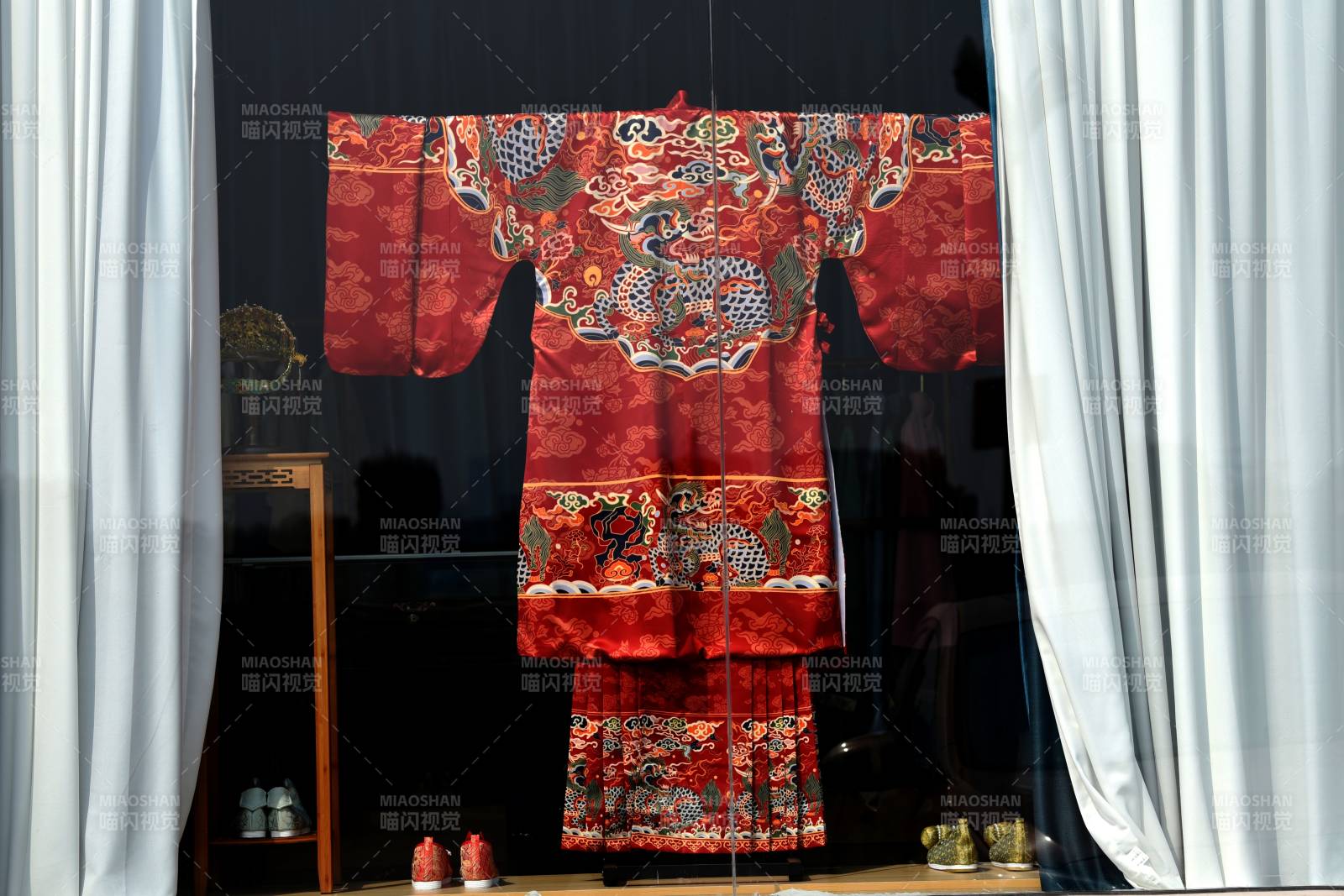 紅色龍紋傳統服飾