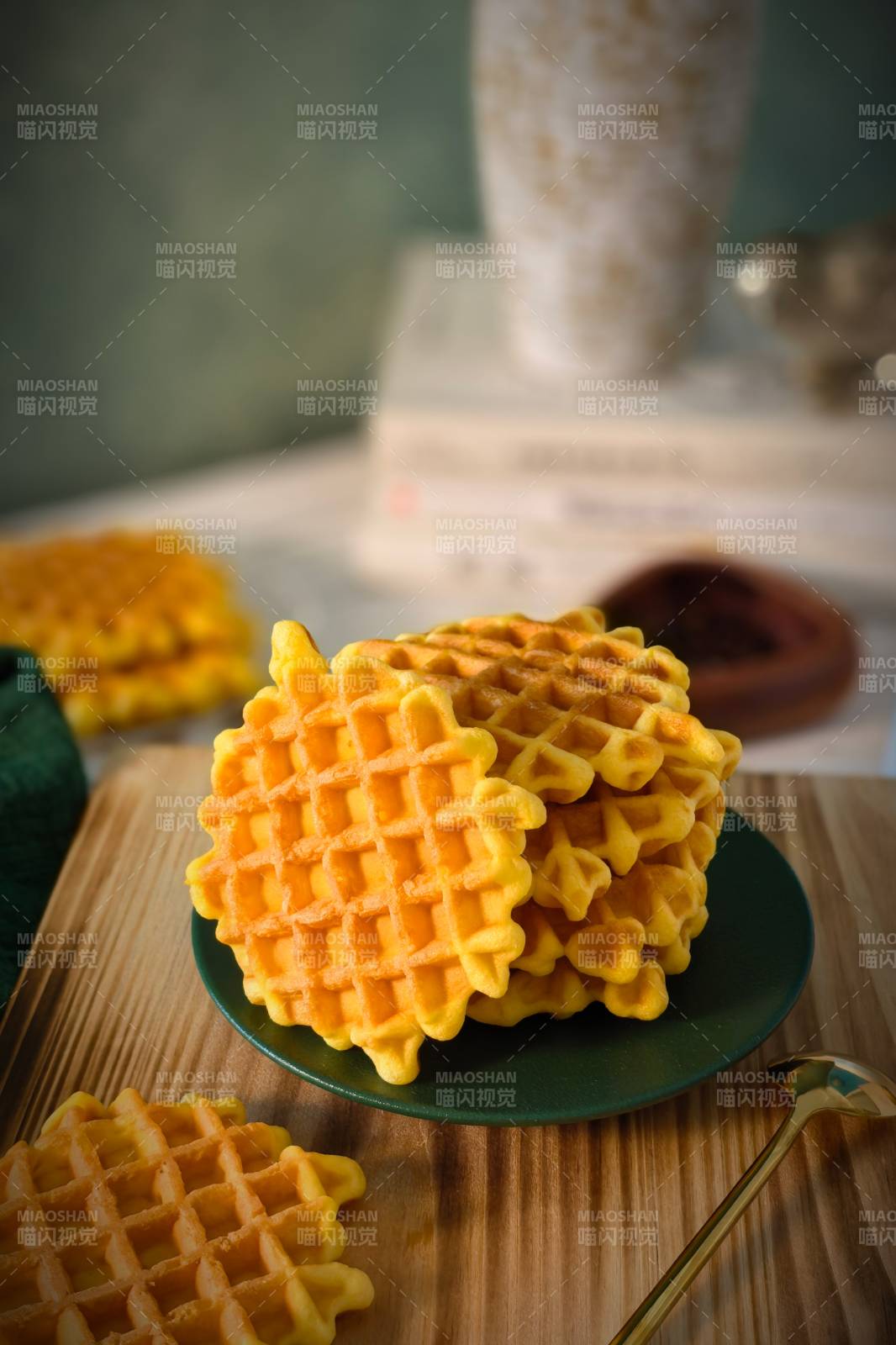 金黃華夫餅堆疊