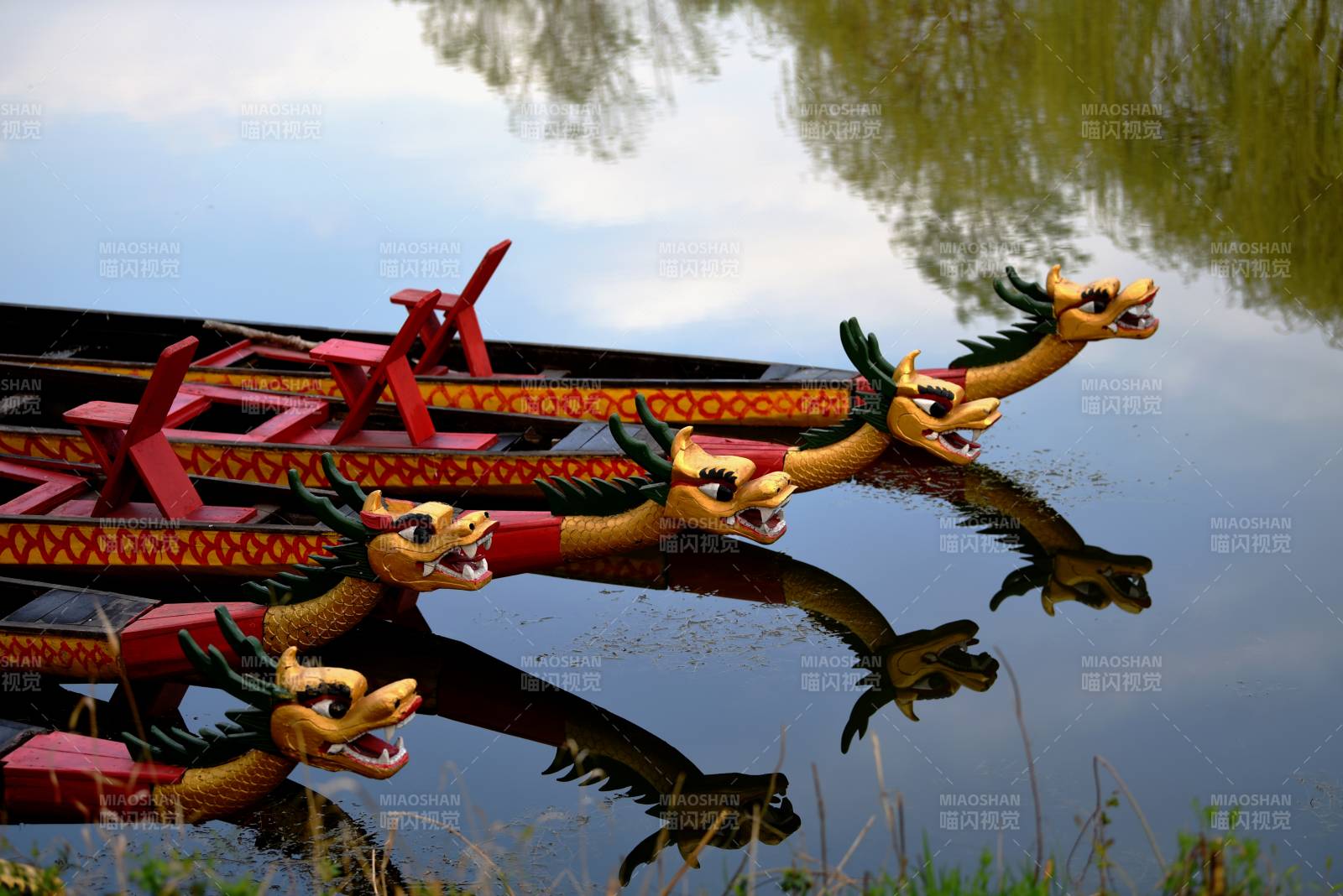 龙舟静泊水映影