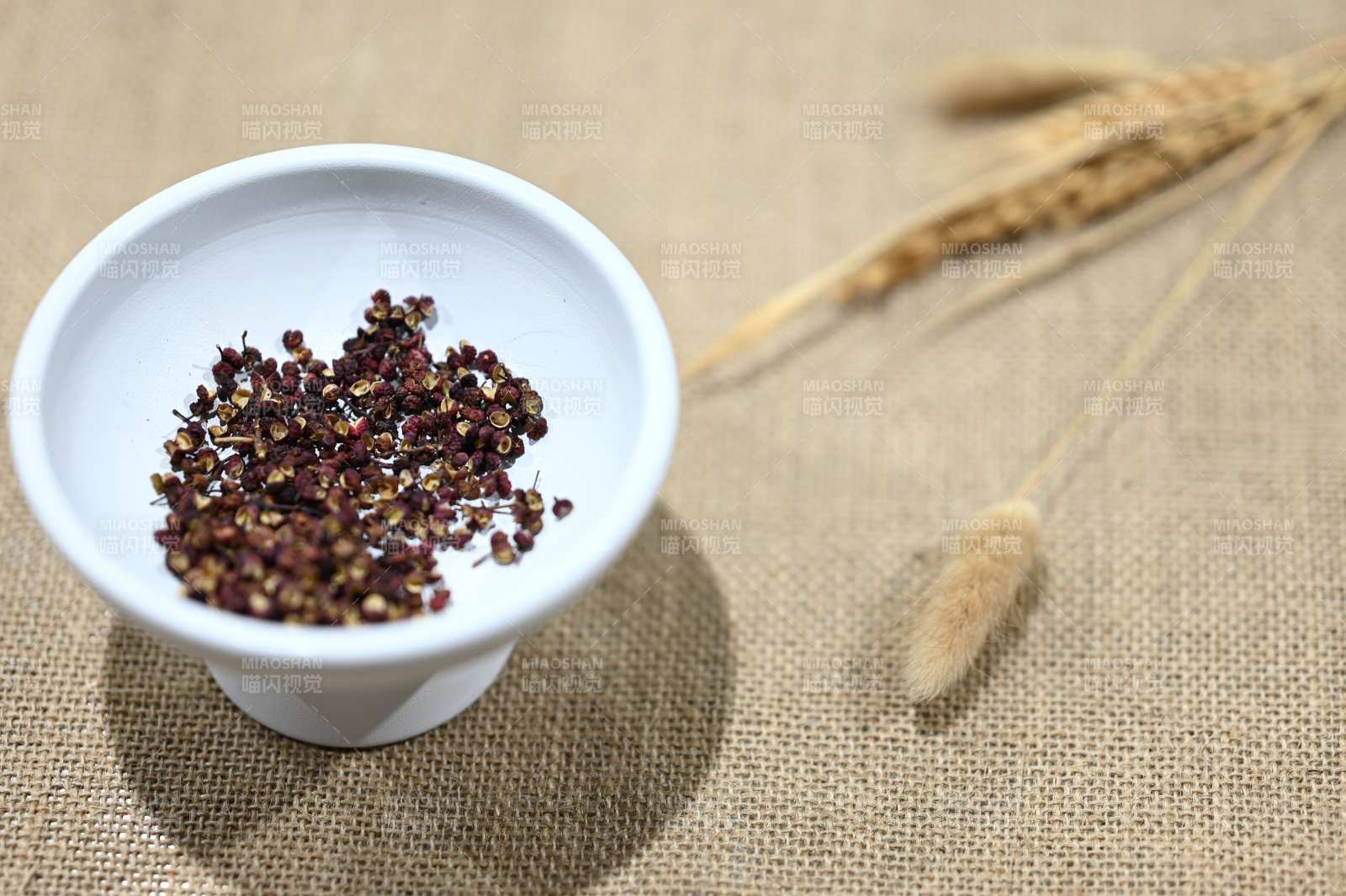 花椒粒與麥穗靜物