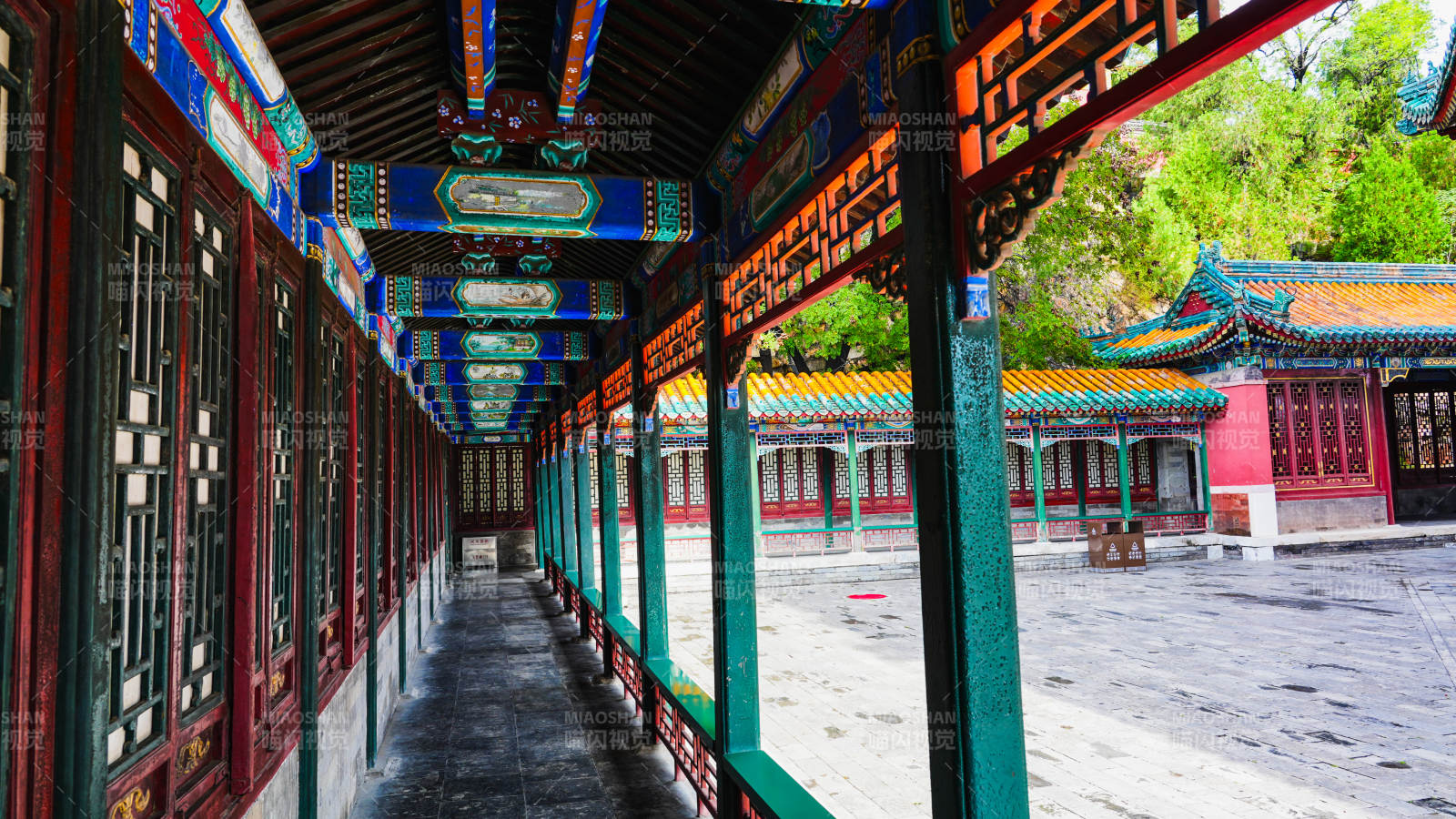 頤和園佛香閣古色古香的長廊