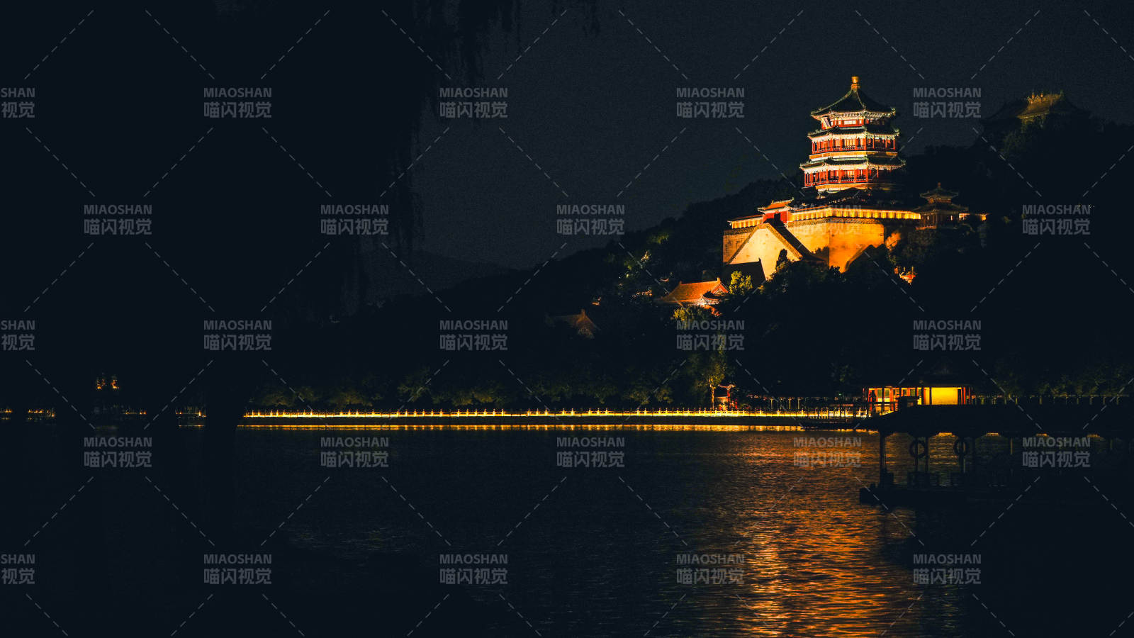 頤和園夜色中的古塔美景