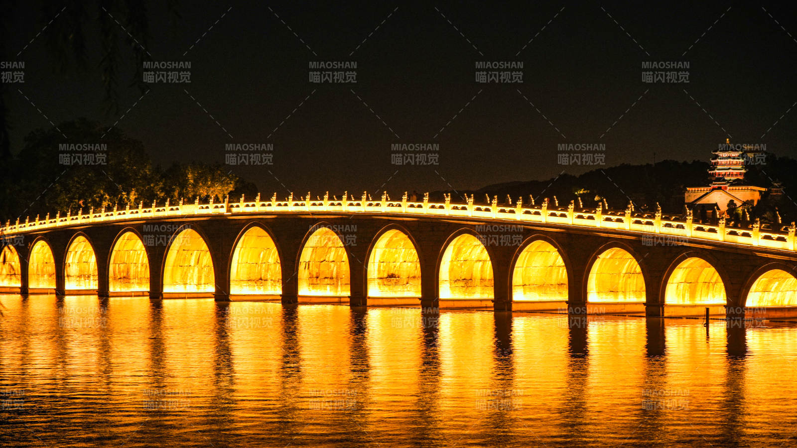 夜色中的十七孔橋