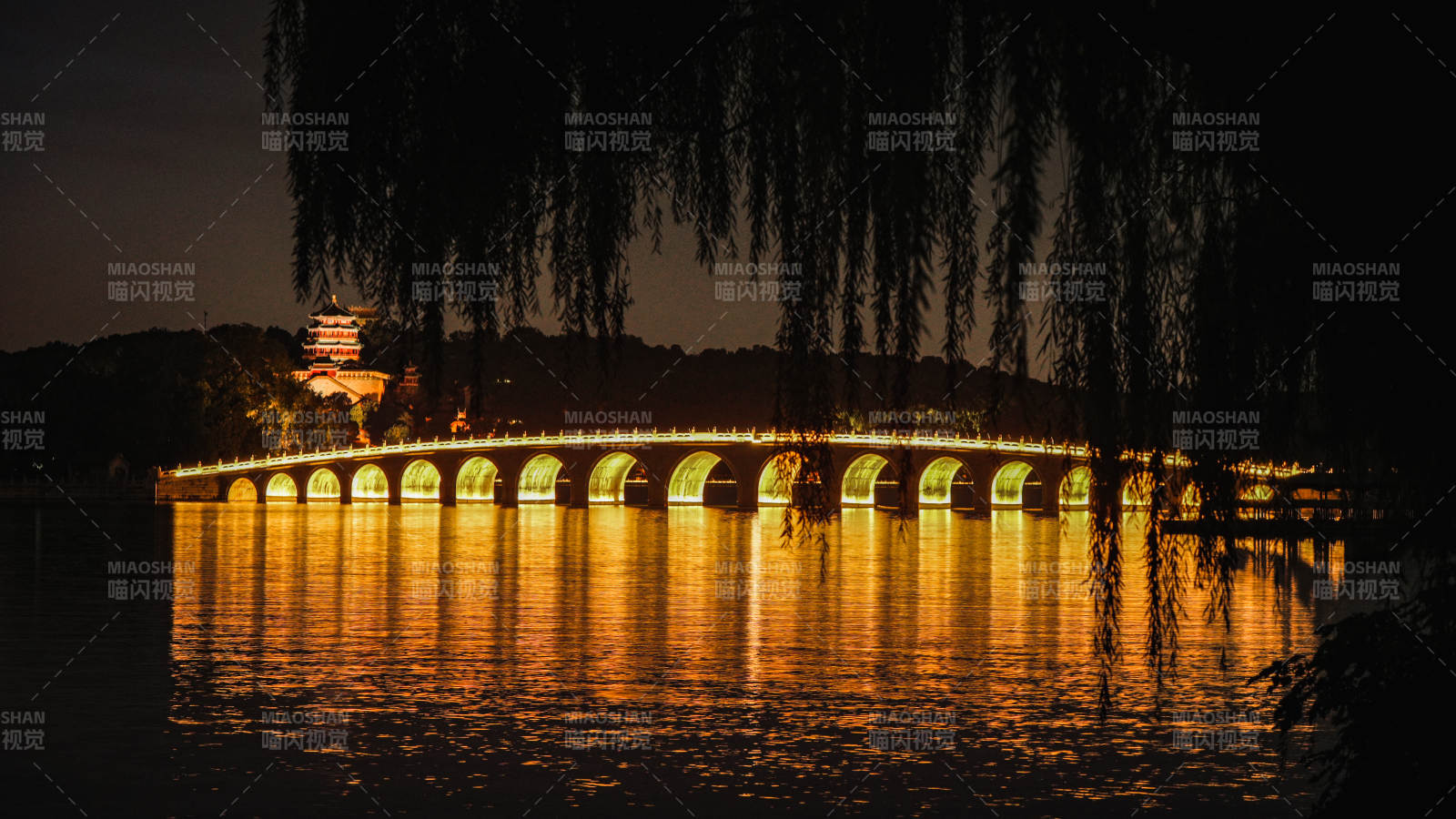 夜色中的十七孔橋