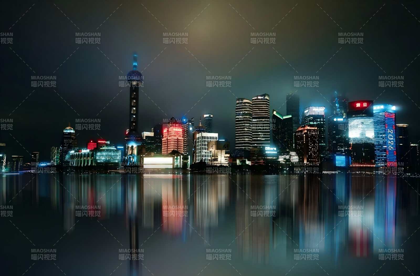 夜幕下的上海城市倒影